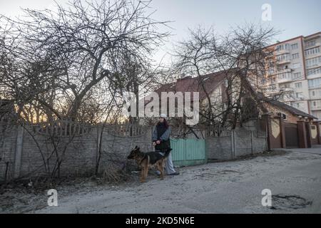 Una giovane donna cammina il suo cane. Vita quotidiana in Ucraina Lviv in mezzo aria quotidiana raid sirena allarme. Vita nella città di Lviv nella zona residenziale e nei dintorni. L'Ucraina occidentale ha ricevuto quasi 6 milioni di rifugiati civili sfollati che sono fuggiti dalle aree pericolose.secondo l'ONU - UNHCR più di 3,3 milioni di rifugiati hanno lasciato il paese come annunciato dalle Nazioni Unite e hanno mostrato i dati su una mappa quasi 6,5 milioni di ucraini sono stati sfollati all'interno. Leopoli, Ucraina il 17 marzo 2022 (Foto di Nicolas Economou/NurPhoto) Foto Stock