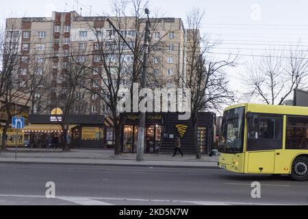 Vita quotidiana in Ucraina Lviv in mezzo aria quotidiana raid sirena allarme. Vita nella città di Lviv nella zona residenziale e nei dintorni. L'Ucraina occidentale ha ricevuto quasi 6 milioni di rifugiati civili sfollati che sono fuggiti dalle aree pericolose.secondo l'ONU - UNHCR più di 3,3 milioni di rifugiati hanno lasciato il paese come annunciato dalle Nazioni Unite e hanno mostrato i dati su una mappa quasi 6,5 milioni di ucraini sono stati sfollati all'interno. Leopoli, Ucraina il 17 marzo 2022 (Foto di Nicolas Economou/NurPhoto) Foto Stock