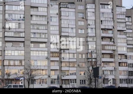 Zona residenziale con appartamento di edifici a Lviv. Vita quotidiana in Ucraina Lviv in mezzo aria quotidiana raid sirena allarme. Vita nella città di Lviv nella zona residenziale e nei dintorni. L'Ucraina occidentale ha ricevuto quasi 6 milioni di rifugiati civili sfollati che sono fuggiti dalle aree pericolose.secondo l'ONU - UNHCR più di 3,3 milioni di rifugiati hanno lasciato il paese come annunciato dalle Nazioni Unite e hanno mostrato i dati su una mappa quasi 6,5 milioni di ucraini sono stati sfollati all'interno. Leopoli, Ucraina il 17 marzo 2022 (Foto di Nicolas Economou/NurPhoto) Foto Stock