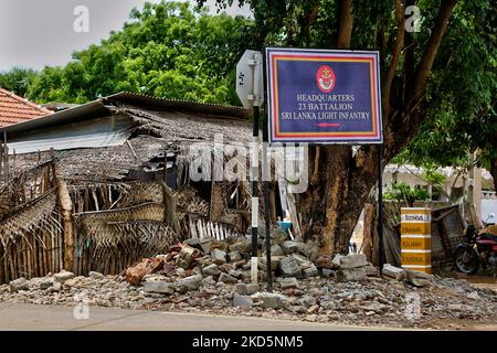 Macerie di una casa distrutta durante il massacro di Mullivaikkal nella battaglia finale della guerra civile di 26 anni tra l'esercito dello Sri Lanka e le LTTE (Tigri di liberazione del Tamil Eelam) Accanto a un cartello per il 23° battaglione della fanteria leggera dell'esercito dello Sri Lanka a Mullivaikkal, Mullaitivu, Sri Lanka. Il massacro di Mullivaikkal fu l'uccisione di massa di decine di migliaia di Tamil dello Sri Lanka nel 2009 durante le fasi finali della guerra civile dello Sri Lanka che terminò nel maggio 2009 a Mullivaikkal. Il villaggio di Mullivaikkal è stato completamente distrutto. (Foto di Creative Touch Imaging Ltd./NurPhoto) Foto Stock