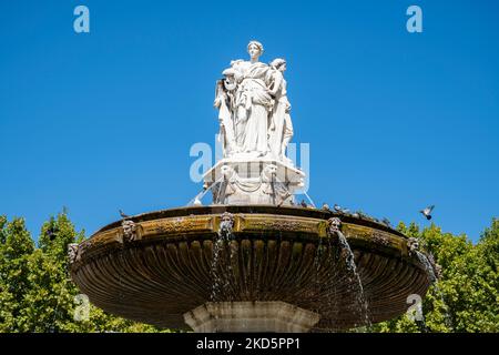 In cima alla Fontaine de la Rotonde, fontana storica e iconica a Aix-en-Provence, Bouches-du-Rhône, Francia. Foto Stock