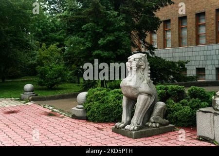 Yuzhno-Sakhalinsk, Russia - 05 agosto 2022: Statua giapponese tradizionale di un leone di pietra all'ingresso del Museo Sakhalin di Lore locale Foto Stock