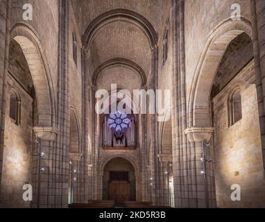 Rosone e navata centrale alla Cattedrale di se do Porto - Porto, Portogallo Foto Stock