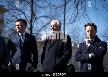 Szymon Holownia (Polska 2050), Jaroslaw Gowin (Porozumienie), Krzysztof Bosak (Konfederacja) dopo l'incontro del governo con i politici dell'opposizione, alla Cancelleria di Varsavia, Polonia, il 21 marzo 2022 (Foto di Mateusz Wlodarczyk/NurPhoto) Foto Stock