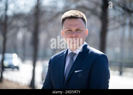 Szymon Holownia (Polska 2050) dopo l'incontro del governo con i politici dell'opposizione, alla Cancelleria di Varsavia, Polonia, il 21 marzo 2022 (Foto di Mateusz Wlodarczyk/NurPhoto) Foto Stock