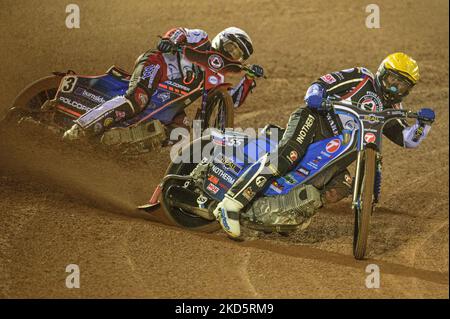 MANCHESTER, REGNO UNITO. MAR 21st.Matej Žagar (giallo) conduce Brady Kurtz (bianco) durante l'ATPI Peter Craven Memorial Trophy presso il National Speedway Stadium di Manchester, lunedì 21st marzo 2022. (Foto di Ian Charles/MI News/NurPhoto) Foto Stock