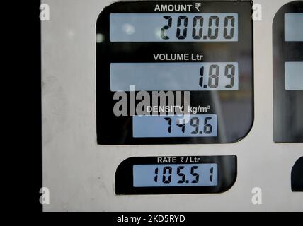 Indian Oil Petroleum Pump a Kolkata, India, 22 marzo 2022. Secondo un rapporto dei media indiani, i rivenditori di carburante statali indiani aumenteranno i prezzi della benzina e delle pompe diesel di 0,8 rupie (0,0105 dollari) al litro a partire da martedì, il primo aumento da novembre. (Foto di Indranil Aditya/NurPhoto) Foto Stock