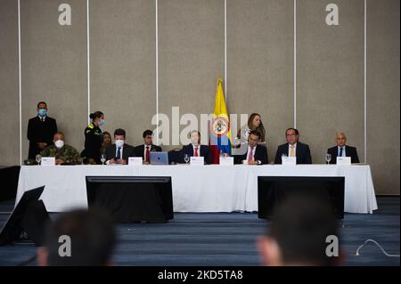 (Da sinistra a destra) generale dell'esercito Luis Fernando Navarro, ministro della Difesa Diego Molano, ministro dell'interno Daniel Palacios e ufficiale nazionale della Colombia Alexander Vega durante una riunione di garanzie elettorali in cui il registrar nazionale Alexander Vega ha scelto di non fare un nuovo conteggio elettorale per le elezioni del Congresso del 2022, A Bogotà, Colombia 22 marzo 2022. (Foto di Sebastian Barros/NurPhoto) Foto Stock