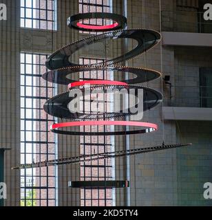 Installazione artistica a spirale sospesa all'esterno dell'ascensore 109 presso la turbina Art Deco Hall A, all'interno della centrale elettrica di Battersea, Wandsworth, Londra. Foto Stock