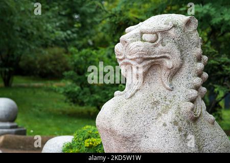 Yuzhno-Sakhalinsk, Russia - 05 agosto 2022: Statua giapponese tradizionale di un leone di pietra all'ingresso del Museo Sakhalin di Lore locale Foto Stock