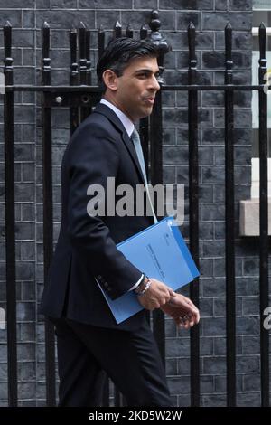 LONDRA, REGNO UNITO - 23 MARZO 2022: Il Cancelliere dello scacchiere Rishi Sunak lascia 11 Downing Street per rilasciare la dichiarazione di primavera alla Camera dei Comuni il 23 marzo 2022 a Londra, Inghilterra. (Foto di Wiktor Szymanowicz/NurPhoto) Foto Stock