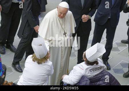 Papa Francesco (in basso C) incontra i membri della Federazione Italiana Chef (Federazione Italiana Cuochi, FIC) durante l'udienza generale settimanale del 23 marzo 2022 nella sala Paolo VI in Vaticano. (Foto di massimo Valicchia/NurPhoto) Foto Stock