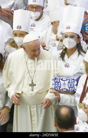 Papa Francesco (in basso C) incontra i membri della Federazione Italiana Chef (Federazione Italiana Cuochi, FIC) durante l'udienza generale settimanale del 23 marzo 2022 nella sala Paolo VI in Vaticano. (Foto di massimo Valicchia/NurPhoto) Foto Stock