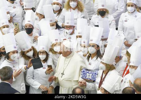 Papa Francesco (in basso C) incontra i membri della Federazione Italiana Chef (Federazione Italiana Cuochi, FIC) durante l'udienza generale settimanale del 23 marzo 2022 nella sala Paolo VI in Vaticano. (Foto di massimo Valicchia/NurPhoto) Foto Stock