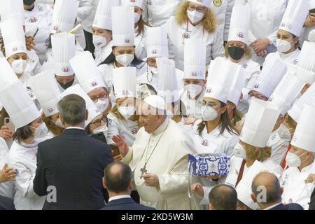 Papa Francesco (in basso C) incontra i membri della Federazione Italiana Chef (Federazione Italiana Cuochi, FIC) durante l'udienza generale settimanale del 23 marzo 2022 nella sala Paolo VI in Vaticano. (Foto di massimo Valicchia/NurPhoto) Foto Stock