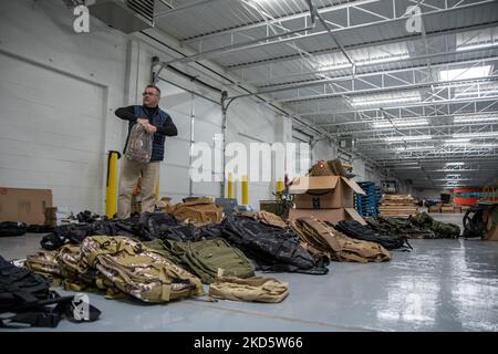 Volontari con il pacchetto ucraino-americano Crisis Response Committee campo borse medic il 20 marzo 2022 a Standard Trucking a Hamtralck, Michigan. Nei prossimi giorni le attrezzature mediche saranno spedite all'estero a civili e militari in Ucraina. (Foto di Adam J. Dewey/NurPhoto) Foto Stock