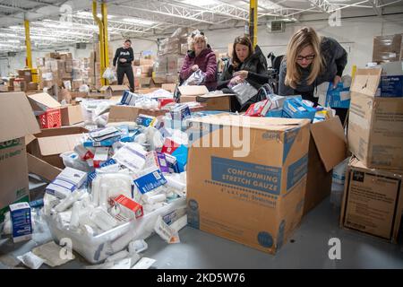 Volontari con il pacchetto ucraino-americano Crisis Response Committee campo borse medic il 20 marzo 2022 a Standard Trucking a Hamtralck, Michigan. Nei prossimi giorni le attrezzature mediche saranno spedite all'estero a civili e militari in Ucraina. (Foto di Adam J. Dewey/NurPhoto) Foto Stock