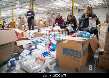 Volontari con il pacchetto ucraino-americano Crisis Response Committee campo borse medic il 20 marzo 2022 a Standard Trucking a Hamtralck, Michigan. Nei prossimi giorni le attrezzature mediche saranno spedite all'estero a civili e militari in Ucraina. (Foto di Adam J. Dewey/NurPhoto) Foto Stock