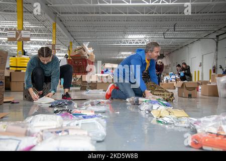 Volontari con il pacchetto ucraino-americano Crisis Response Committee campo borse medic il 20 marzo 2022 a Standard Trucking a Hamtralck, Michigan. Nei prossimi giorni le attrezzature mediche saranno spedite all'estero a civili e militari in Ucraina. (Foto di Adam J. Dewey/NurPhoto) Foto Stock