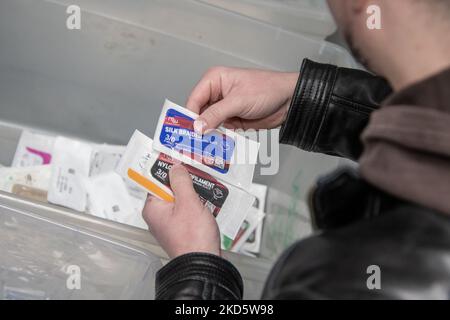 Volontari con il pacchetto ucraino-americano Crisis Response Committee campo borse medic il 20 marzo 2022 a Standard Trucking a Hamtralck, Michigan. Nei prossimi giorni le attrezzature mediche saranno spedite all'estero a civili e militari in Ucraina. (Foto di Adam J. Dewey/NurPhoto) Foto Stock