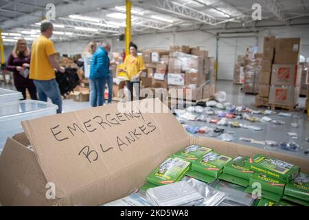 Volontari con il pacchetto ucraino-americano Crisis Response Committee campo borse medic il 20 marzo 2022 a Standard Trucking a Hamtralck, Michigan. Nei prossimi giorni le attrezzature mediche saranno spedite all'estero a civili e militari in Ucraina. (Foto di Adam J. Dewey/NurPhoto) Foto Stock