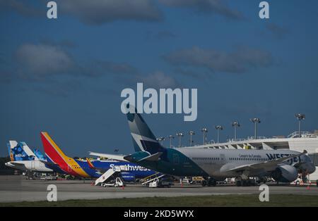 Aerei della WestJet Airline e della Southwest Airlines visti all'aeroporto internazionale di Cancun. Mercoledì 23 marzo 2022, all'aeroporto internazionale di Cancun, Cancun, Quintana Roo, Messico. (Foto di Artur Widak/NurPhoto) Foto Stock