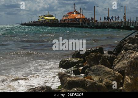 Due traghetti ad alta velocità da Playa del Carmen a Cozumel con passeggeri che imbarcano al molo dei traghetti di Playa del Carmen. Martedì 22 marzo 2022, a Playa del Carmen, Quintana Roo, Messico. (Foto di Artur Widak/NurPhoto) Foto Stock