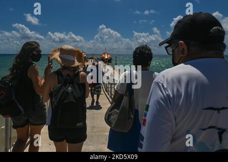 I passeggeri arrivano al terminal dei traghetti di Playa del Carmen per salire a bordo dei traghetti ad alta velocità da Playa del Carmen a Cozumel. Martedì 22 marzo 2022, a Playa del Carmen, Quintana Roo, Messico. (Foto di Artur Widak/NurPhoto) Foto Stock