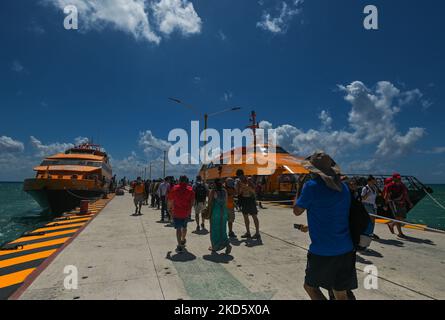 I passeggeri arrivano al terminal dei traghetti di Playa del Carmen per salire a bordo dei traghetti ad alta velocità da Playa del Carmen a Cozumel. Martedì 22 marzo 2022, a Playa del Carmen, Quintana Roo, Messico. (Foto di Artur Widak/NurPhoto) Foto Stock