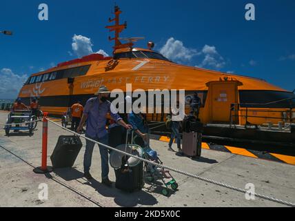 I passeggeri sbarcano dal traghetto ad alta velocità da Cozumel al terminal dei traghetti di Playa del Carmen. Martedì 22 marzo 2022, a Playa del Carmen, Quintana Roo, Messico. (Foto di Artur Widak/NurPhoto) Foto Stock