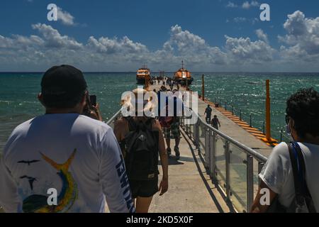 I passeggeri arrivano al terminal dei traghetti di Playa del Carmen per salire a bordo dei traghetti ad alta velocità da Playa del Carmen a Cozumel. Martedì 22 marzo 2022, a Playa del Carmen, Quintana Roo, Messico. (Foto di Artur Widak/NurPhoto) Foto Stock