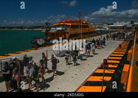 I passeggeri arrivano al terminal dei traghetti di Playa del Carmen per salire a bordo del traghetto ad alta velocità per Cozumel. Martedì 22 marzo 2022, a Playa del Carmen, Quintana Roo, Messico. (Foto di Artur Widak/NurPhoto) Foto Stock