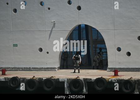 Membri della Guardia Nazionale (Guardia Nacional de México) visto al terminal dei traghetti di San Miguel de Cozumel. Martedì 22 marzo 2022, a San Miguel de Cozumel, Isola di Cozumel, Quintana Roo, Messico. (Foto di Artur Widak/NurPhoto) Foto Stock