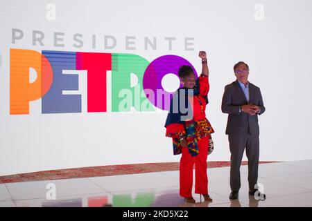 Il candidato presidenziale colombiano dell'alleanza politica Patto Historico, Gustavo Petro (a destra), presenta il suo compagno di corsa Francia Marquez (a sinistra) per la Colombia 2022 corsa presidenziale a Bogotà il 23 marzo 2022. (Foto di Sebastian Barros/NurPhoto) Foto Stock