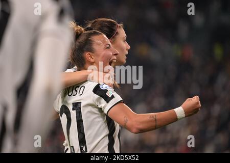 Agnese Bonfantini e Arianna Caruso della Juventus festeggiano un gol durante la finale di UEFA Women's Champions League Quarter, la prima tappa tra Juventus e Olympique Lyon, presso lo Stadio Juventus, il 23 marzo 2022 a Torino. (Foto di Alberto Gandolfo/NurPhoto) Foto Stock