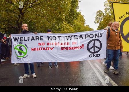 Londra, Regno Unito. 5th novembre 2022. CND e Stop the War Coalition Rotesters a Victoria Embankment. Migliaia di persone di vari gruppi hanno partecipato all'Assemblea popolare la Gran Bretagna è rotta attraverso Central London chiedendo elezioni generali, la fine della regola della Toria, e l'azione sul costo della vita e la crisi climatica. Credit: Vuk Valcic/Alamy Live News Foto Stock