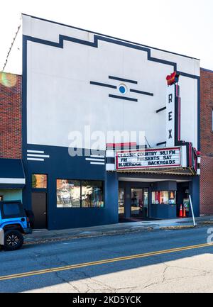 GALAX, VIRGINIA, USA-15 OTTOBRE 2022: Facciata del Teatro Rex in centro, con tendone. Foto Stock