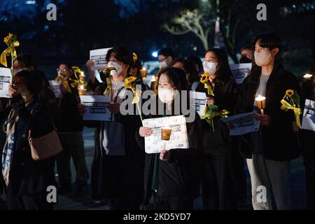 I partecipanti tengono candele e sottaceti durante una pace in Ucraina della veglia a lume di candela ospitata da Amnesty Korea presso l'ambasciata russa a Seoul il 24 marzo 2022 a Seoul, Corea del Sud. (Foto di Chris Jung/NurPhoto) Foto Stock