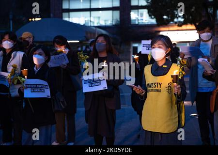 I partecipanti tengono candele e sottaceti durante una pace in Ucraina della veglia a lume di candela ospitata da Amnesty Korea presso l'ambasciata russa a Seoul il 24 marzo 2022 a Seoul, Corea del Sud. (Foto di Chris Jung/NurPhoto) Foto Stock