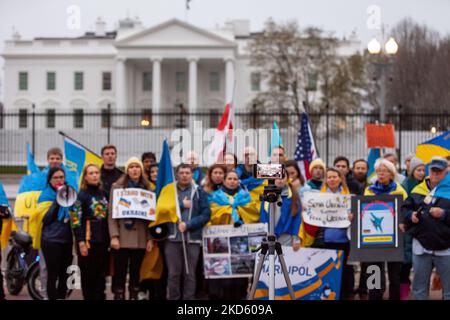 I manifestanti registrano un saluto per la Guardia Nazionale Ucraina nel suo ottavo anniversario durante un rally che segna un mese dall'inizio dell'invasione russa. I dimostranti chiedono una zona di interdizione aerea e la rimozione di tutte le banche russe da SWIFT. L'evento è stato sponsorizzato da attivisti ucraini statunitensi, un'organizzazione statunitense di assistenza e difesa. (Foto di Allison Bailey/NurPhoto) Foto Stock