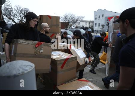 Volontari con l'organizzazione "Ucraina e ucraini all'estero" box e caricare camion con forniture umanitarie per la spedizione in Ucraina il 24 marzo 2022 nel quartiere di Brooklyn di New York City, USA. A partire da oggi l'organizzazione ha spedito più di 120 tonnellate di cibo, igiene e forniture mediche per la Polonia, che sarà poi trasportato a Lviv Ucraina. (Foto di John Lamparski/NurPhoto) Foto Stock