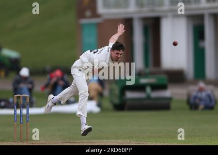 Paul Coughlin del bowling di Durham durante la partita di pre-stagione amichevole tra Durham MCCU e Durham County Cricket Club presso l'ippodromo di Durham City, giovedì 24th marzo 2022. (Foto di Mark Fletcher/MI News/NurPhoto) Foto Stock