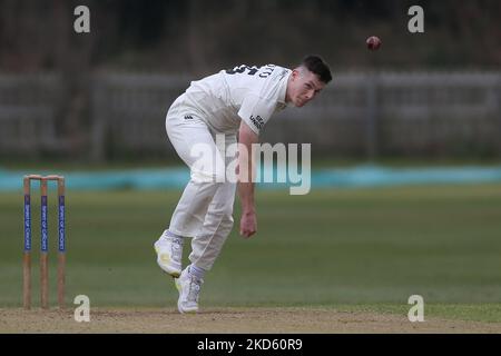 DURHAM, REGNO UNITO. MAR 24th.Matthew Potts of Durham bowling durante l'incontro pre-stagione amichevole tra Durham MCCU e Durham County Cricket Club presso l'ippodromo di Durham City Giovedì 24th Marzo 2022. (Foto di Mark Fletcher/MI News/NurPhoto) Foto Stock