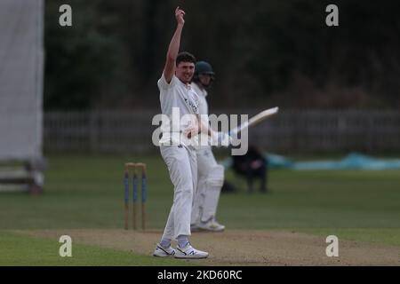 Paul Coughlin lancia un appello per un LBW durante l'incontro pre-stagionale tra Durham MCCU e Durham County Cricket Club all'ippodromo di Durham City, giovedì 24th marzo 2022. (Foto di Mark Fletcher/MI News/NurPhoto) Foto Stock