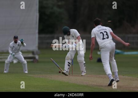 Paul Coughlin delle ciotole di Durham Ross Richardson durante la partita amichevole pre-stagione fra Durham MCCU e Durham County Cricket Club all'ippodromo di Durham City giovedì 24th marzo 2022. (Foto di Mark Fletcher/MI News/NurPhoto) Foto Stock