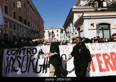 Sciopero globale sul clima organizzato dal movimento giovanile venerdì per il futuro, il 25 marzo 2022 a Roma. Studenti, scuole e associazioni locali sono scesi in strada chiedendo ai paesi del Nord di garantire un risarcimento per il clima alle comunità più colpite e che i leader mondiali smettano di fare discorsi sul verde e agiscano concretamente per proteggere il clima. I partecipanti alla manifestazione hanno inoltre chiesto la fine della guerra tra Russia e Ucraina per giungere a una soluzione di pace immediata. (Foto di Matteo Trevisan/NurPhoto) Foto Stock