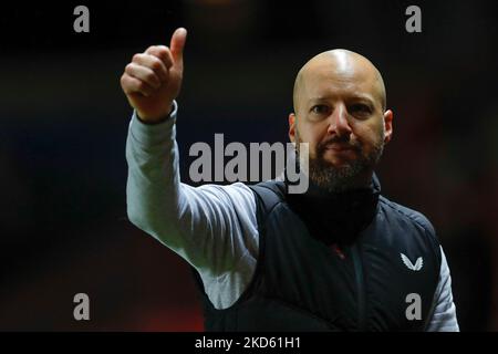 Il manager atletico di Charlton ben Garner si fa un gesto ai tifosi dopo la partita della Emirates fa Cup al primo round della Valley, Londra. Data immagine: Sabato 5 novembre 2022. Foto Stock