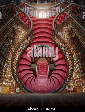 Lello Bookstore interni e la sua famosa scalinata - Porto, Portogallo Foto Stock