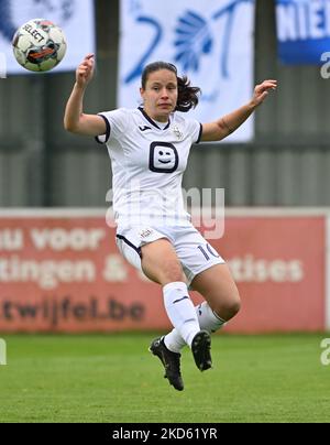 Stefania Vatafu (10) di Anderlecht foto durante una partita di calcio femminile tra AA Gent Ladies e RSC Anderlecht il giorno 10th della stagione 2022 - 2023 del belga Lotto Womens Super League , sabato 15 ottobre 2022 a Oostakker , Belgio . PHOTO SPORTPIX | DAVID CATRY Foto Stock