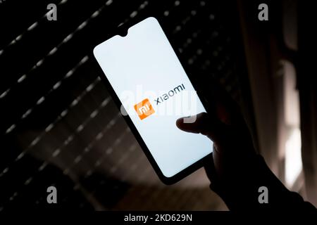 In questa foto, il logo Xiaomi viene visualizzato sullo schermo di uno smartphone ad Atene, in Grecia, il 25 marzo 2022. (Foto di Nikolas Kokovlis/NurPhoto) Foto Stock